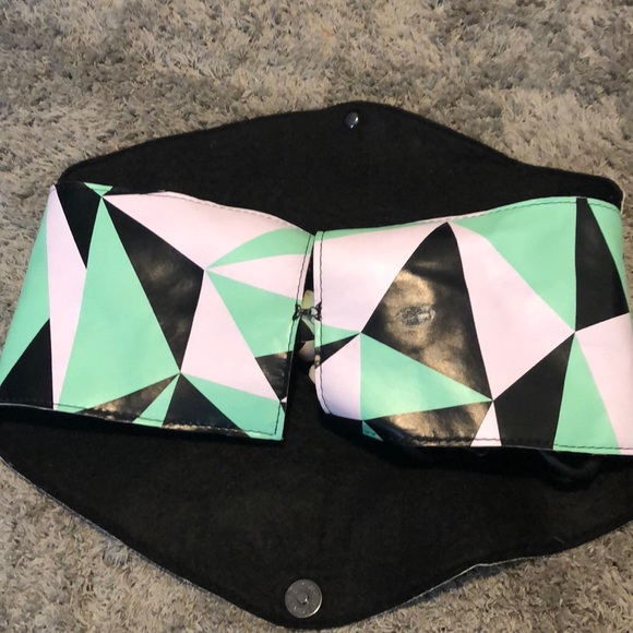 Amika styling/curling wand with travel case - Picture 4 of 6